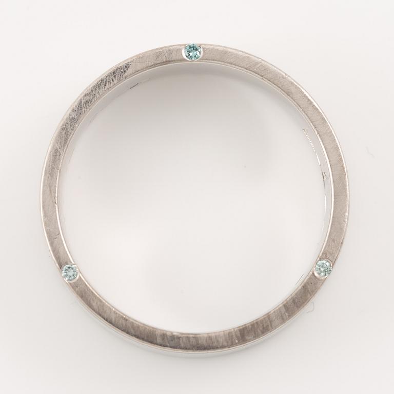Ring, 18K white gold set with brilliant-cut diamonds.