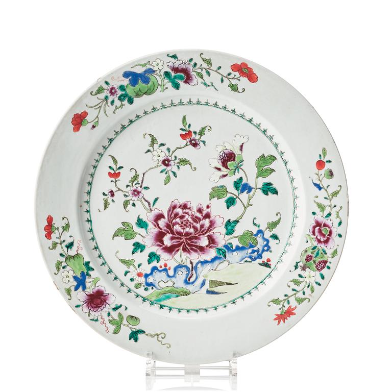 A famille rose serving dish, Qing dynasty, Qianlong (1736-95).