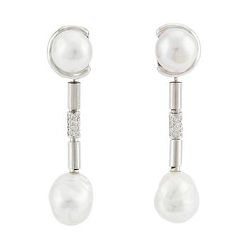 544. A pair of Gaudy earrings with platinum pendants  with cultured pearls and round brilliant-cut diamonds.