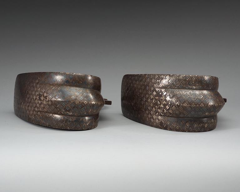 STIGBYGLAR, ett par, brons delvis försilvrade. Japan, Meiji (1868-1912).