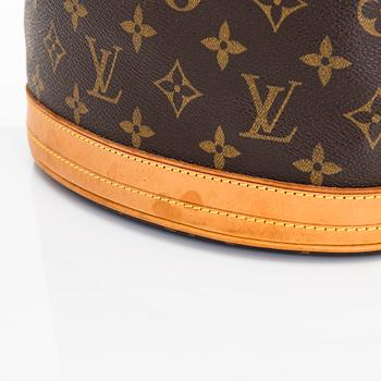 Louis Vuitton, a Monogram Canvas 'Petit Bucket' bag with pochette.