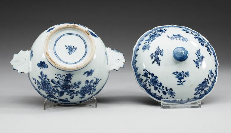 A blue and white equelle with cover, Qing dynasty, Qianlong (1736-95).