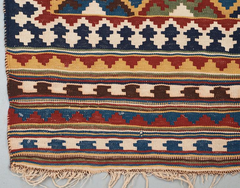 SEMI-ANTIQUE QASHQAI FIGURAL KILIM. 252,5 x 157,5 cm.