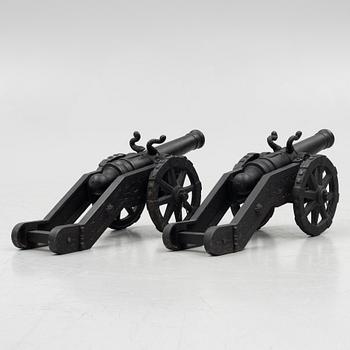 A pair of cast-iron modell canons, 20th century.