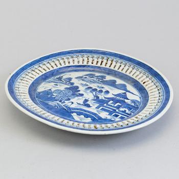 A Chinese blue and white export porcelain serving dish, Qing dynasty, 19th century.