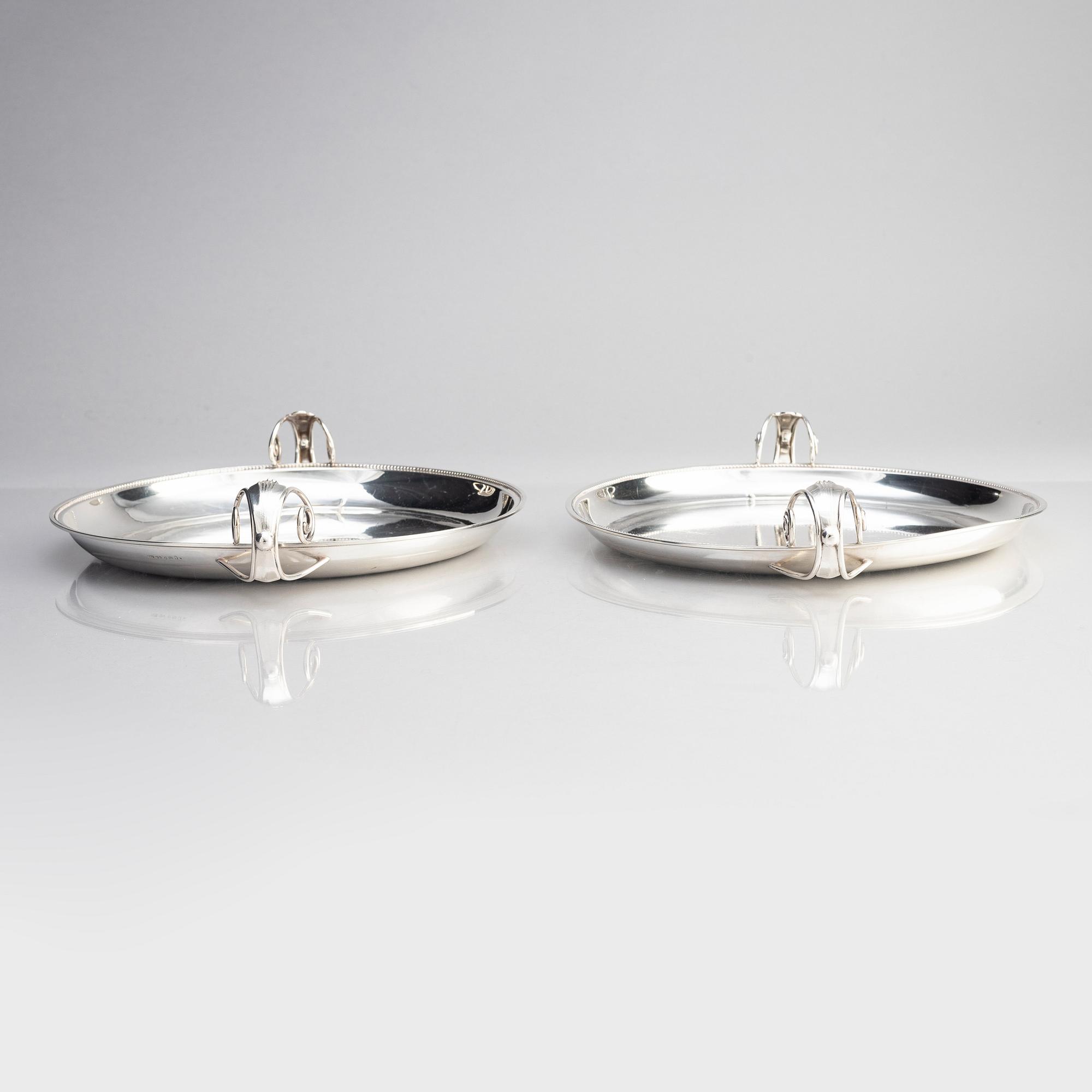 Carl Fredrik Carlman, och Guldsmedsaktiebolaget, fat/brickor, två stycken, silver, Stockholm 1939.