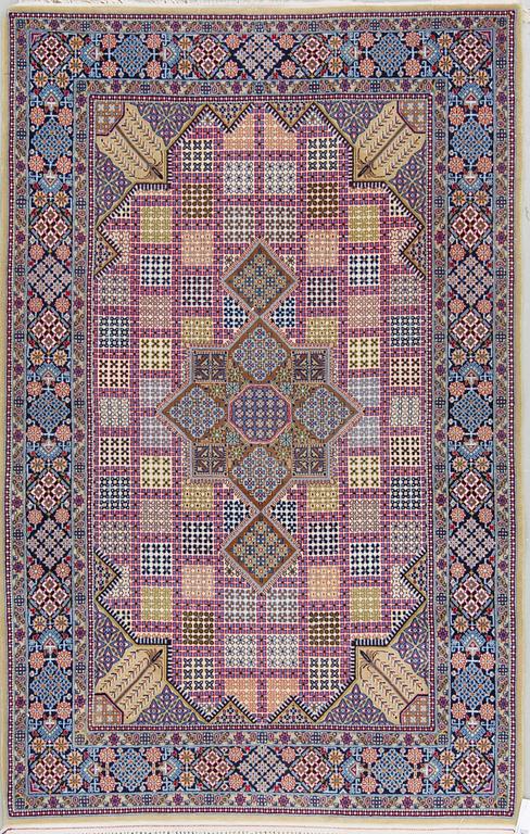 A rug from Esfahan, 167 x 108 cm.