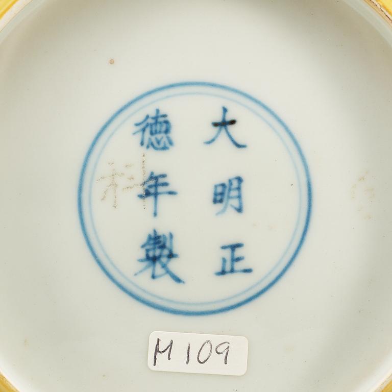 FAT, porslin. Ming dynastin med Zhengdes märke och period (1506-21).
