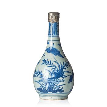 1148. Flaska, porslin. Mingdynastin (1368-1644).