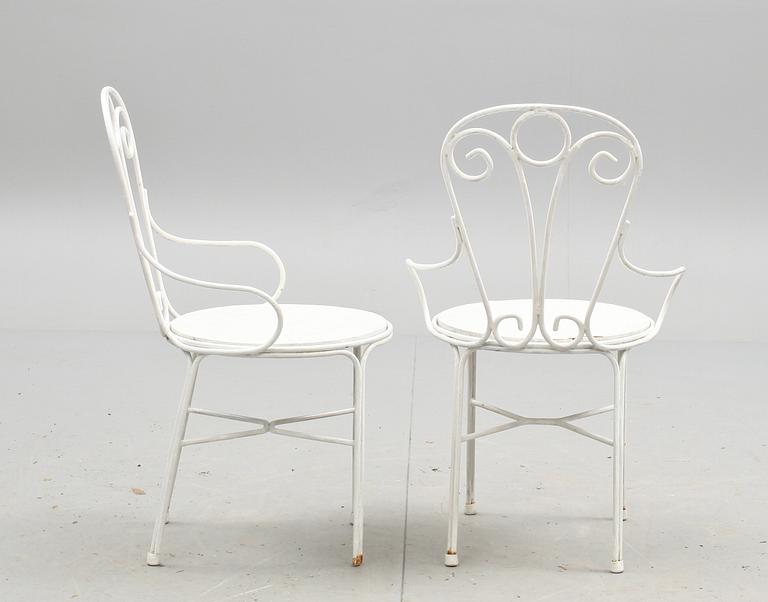 TRÄGÅRDSTOLAR, ett par. Byarums bruk, 1900-tal.