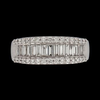129. A baguette and briljant cut diamond ring, circa 0.89 ct. Quality H/ SI.