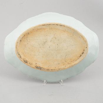 A Chinese export porcelain tureen with cover and a charger, Qing dynasty, Qianlong (1736-95).