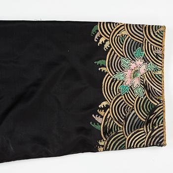 ROCK, siden. Höjd 68 cm, Kina, 1920-tal.
