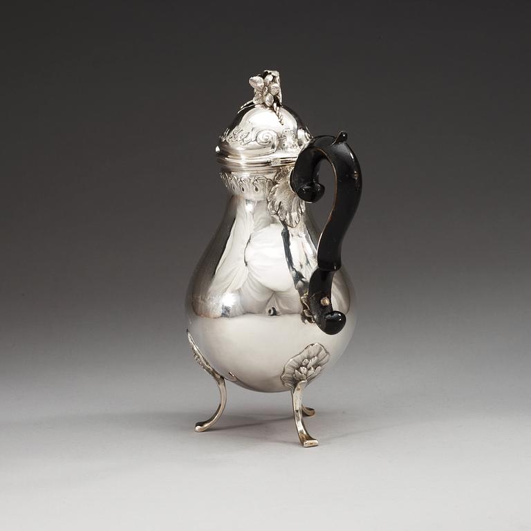 KAFFEKANNA, sannolikt mästerstycke, av Lorentz Lindegren, Borås 1777. Rokoko.