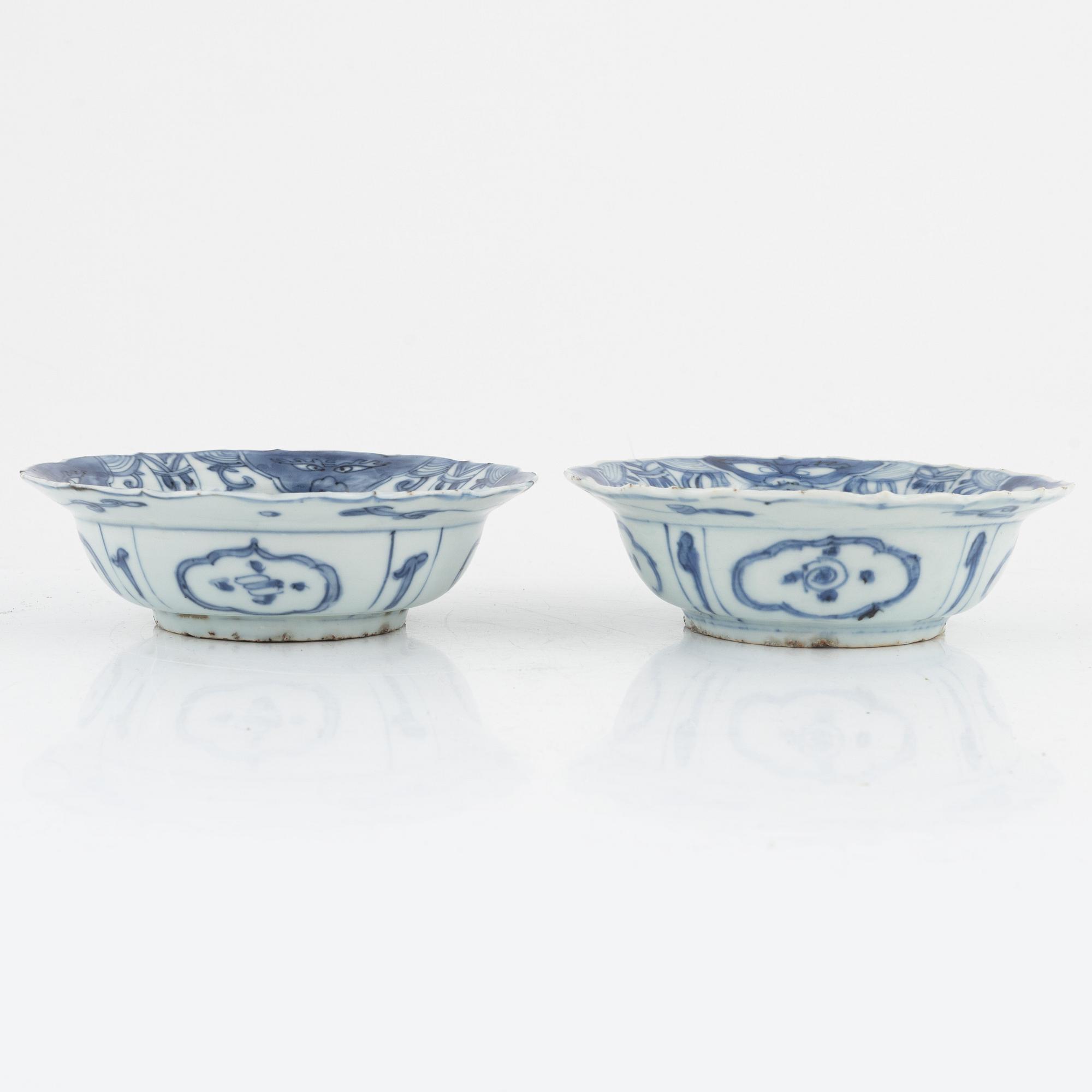 Six blue and white porcelain plate and two small bowl, Ming dynasty, Wanli (1572-1620).
