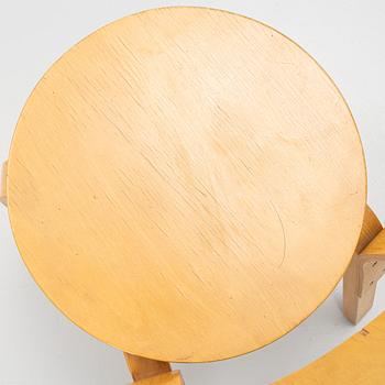 Alvar Aalto, stolar, 3 st, modell 66, samt matbord, Artek, Finland.