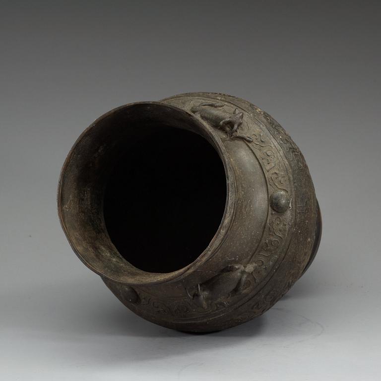 VAS, brons. Troligen sen Ming dynasti (1368-1644).