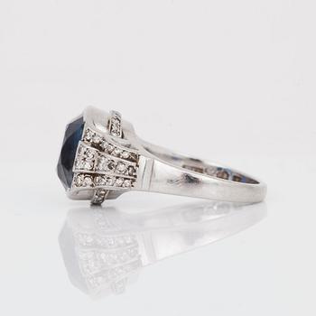 RING med safir ca 11.00 ct, samt åttkantsslipade diamanter, totalt ca 0.40 ct.