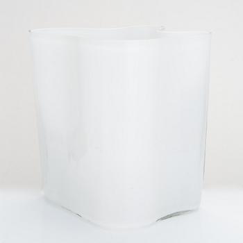 Alvar Aalto, vas, modell 3031, signerad Alvar Aalto.