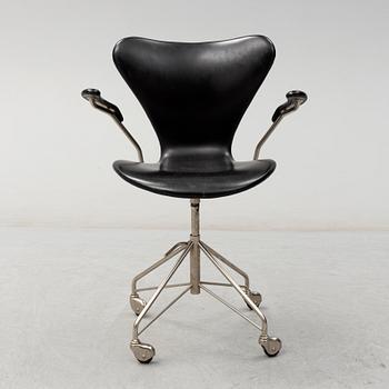 ARNE JACOBSEN, A 'Sjuan' writing chair for Fritz Hansen, Denmark.