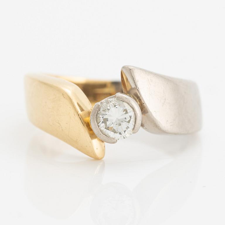 Ring in 18K gold with a round brilliant-cut diamond.