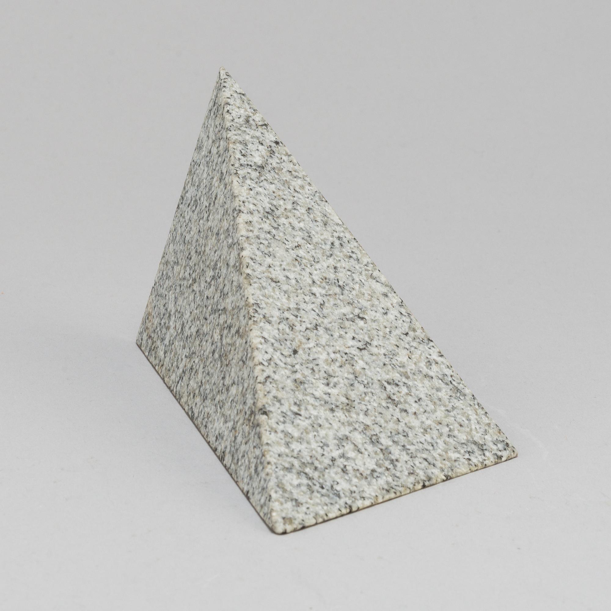 CAJSA HOLMSTRAND, skulptur granit, signerad och numrerad  4/30.