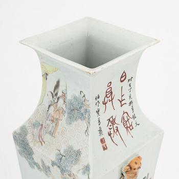 A Chinese square caligraphy vase, around 1900.