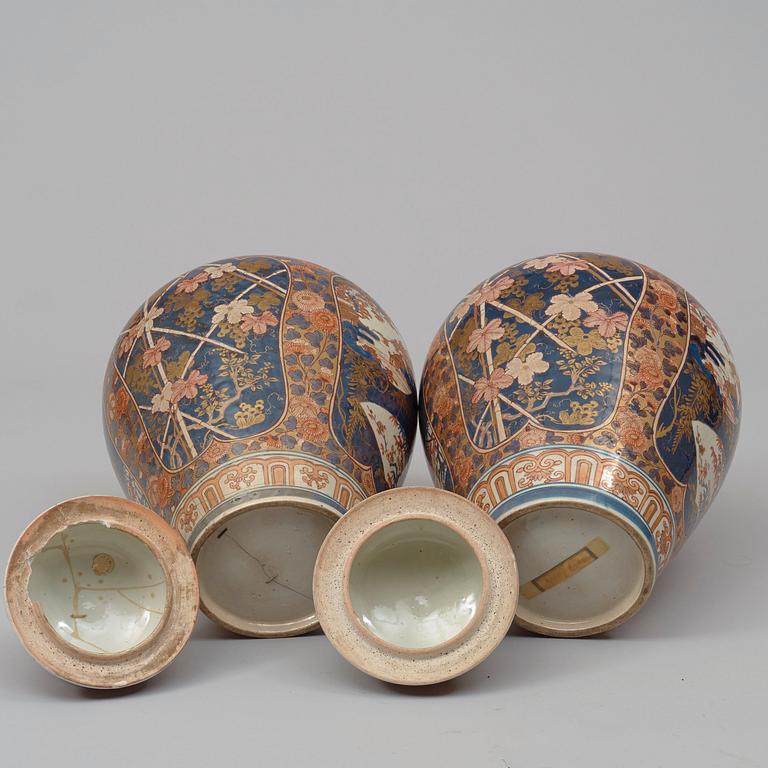 A pair of Japanese imari jars with covers, Edo Period (1603-1868).