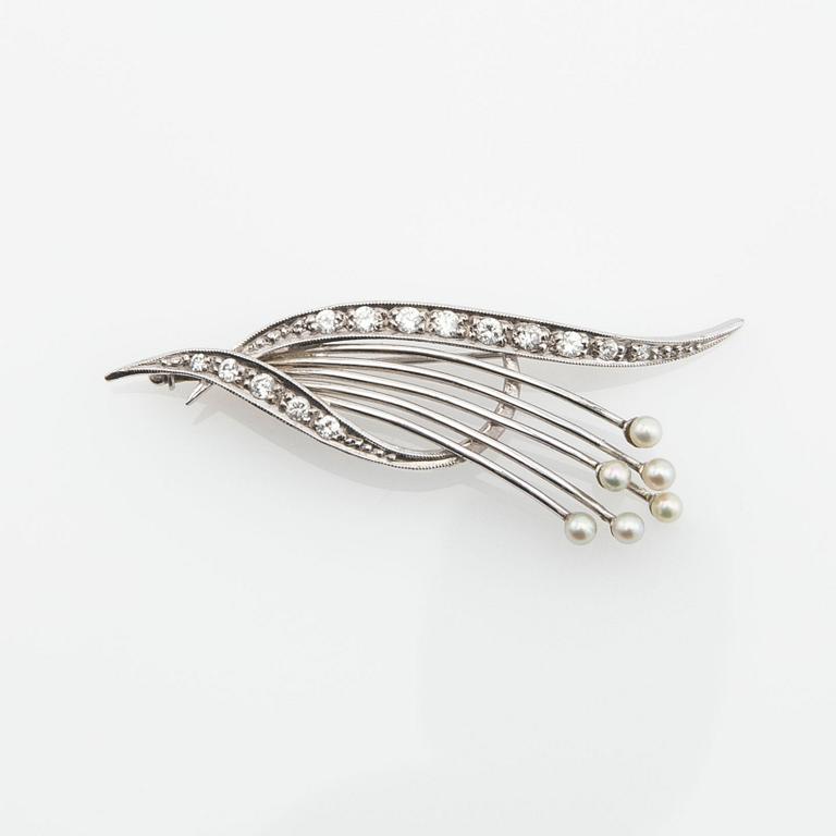 Brooch, 18K white gold with diamonds and pearls.