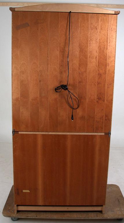 VITRINSKÅP. Ur Trivaserien, design Kerstin Hörlin-Holmquist för NK.