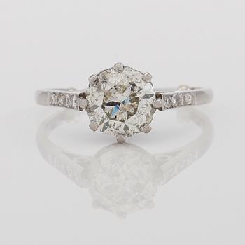 RING, 18K vitguld och solitär briljantslipad diamant ca 2.04 ct, samt mindre diamanter tot ca 0.06 ct.