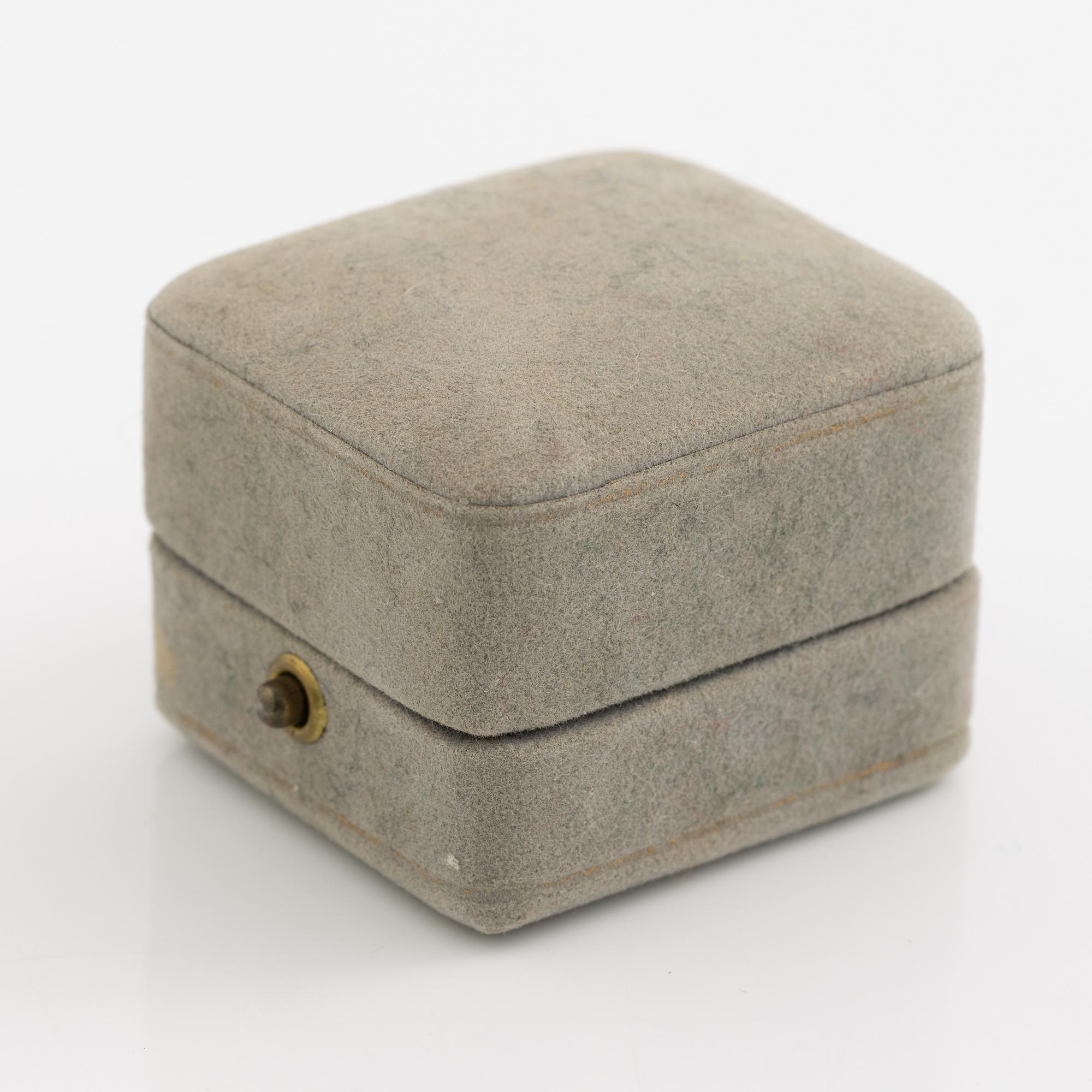 Ring, 18K white gold set with brilliant-cut and octagonal-cut diamonds.