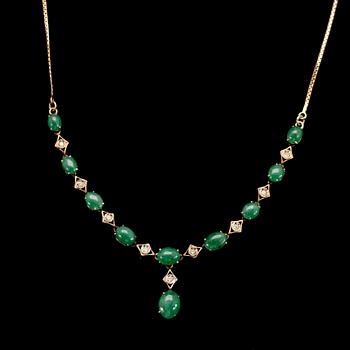 COLLIER, 14k guld med jade samt briljantslipade diamanter. Vikt 9g.