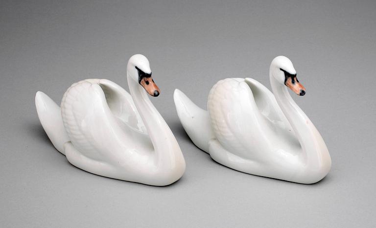 FIGURINER, ett par, porslin, Royal Copenhagen, Danmark, 1900-talets andra hälft.