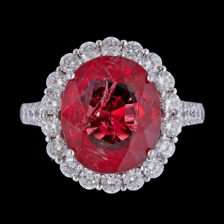 An orangy-red Burmese spinel, 6.16 cts, and brilliant cut diamond ring, tot. ap. 0.90 cts.