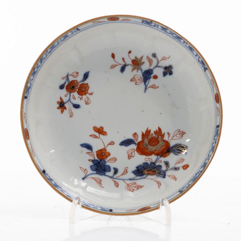 Mugg, bålskål samt fat, tre stycken, porslin. Qingdynastin, 1700-tal.