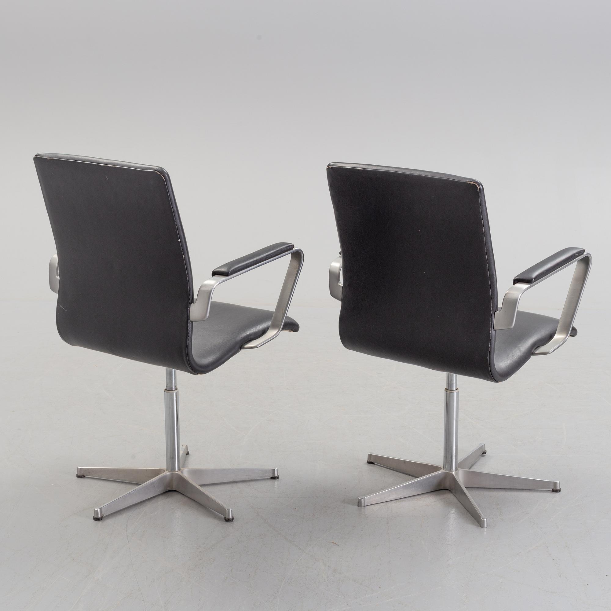A pair of 'Oxford' arm chairs by Arne Jacobsen, Fritz Hansen, Denmark, 1985.