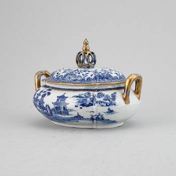 A blue and white tureen with cover, Qing dynasty, Qianlong (1736-95).