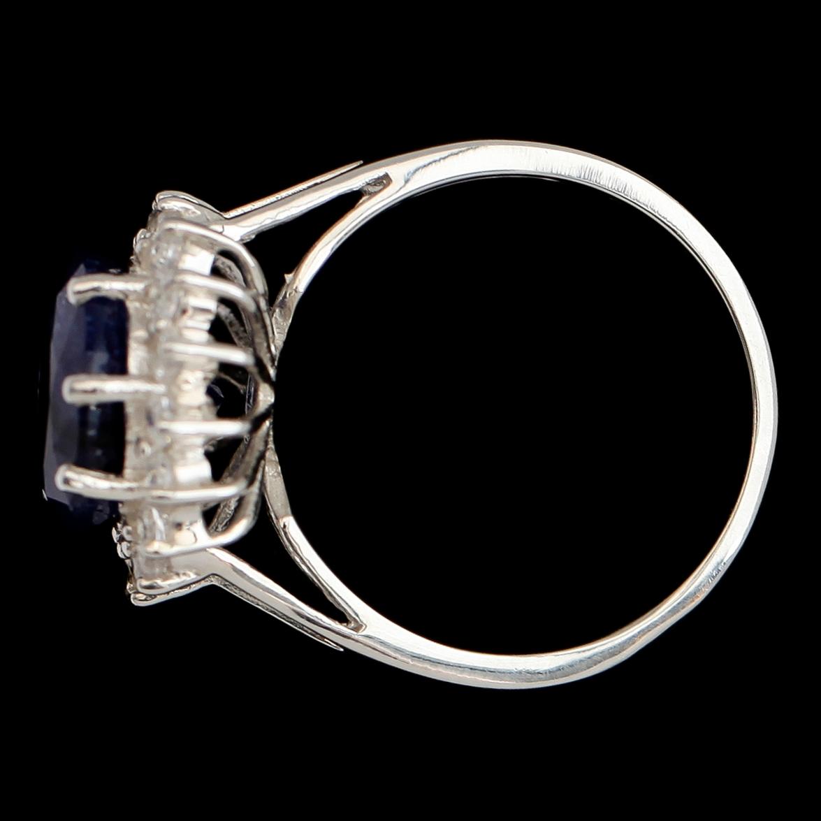 RING, vitguldspläterat sterlingsilver, blå safir ca 6.90 ct, vita safirer tot ca 0.54 ct.