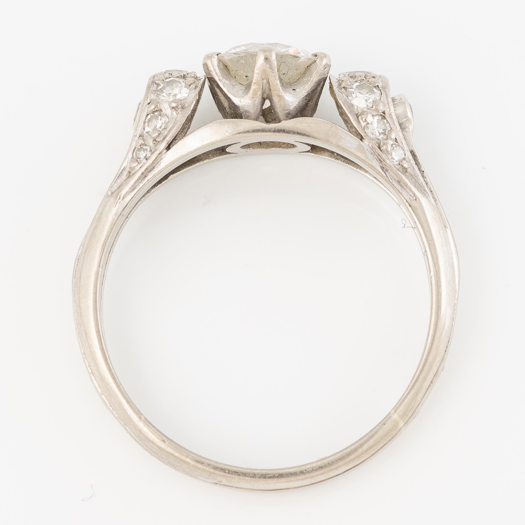 Ring, CG Hallberg, 18K guld med en rund briljantslipad diamant och åttkantslipade diamanter.