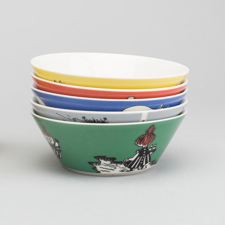 A COLLECTION OF MOOMIN CHARACTERS MUGS AND BOWLS FROM ARABIA.