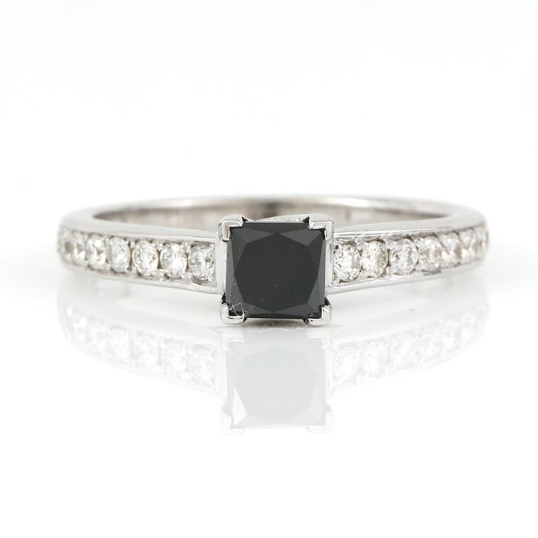 RING, 18K vitguld med svart trappslipad diamant 0,76 ct och briljantslipade diamanter tot ca 0,34 ct. Vikt 3,60 gram.