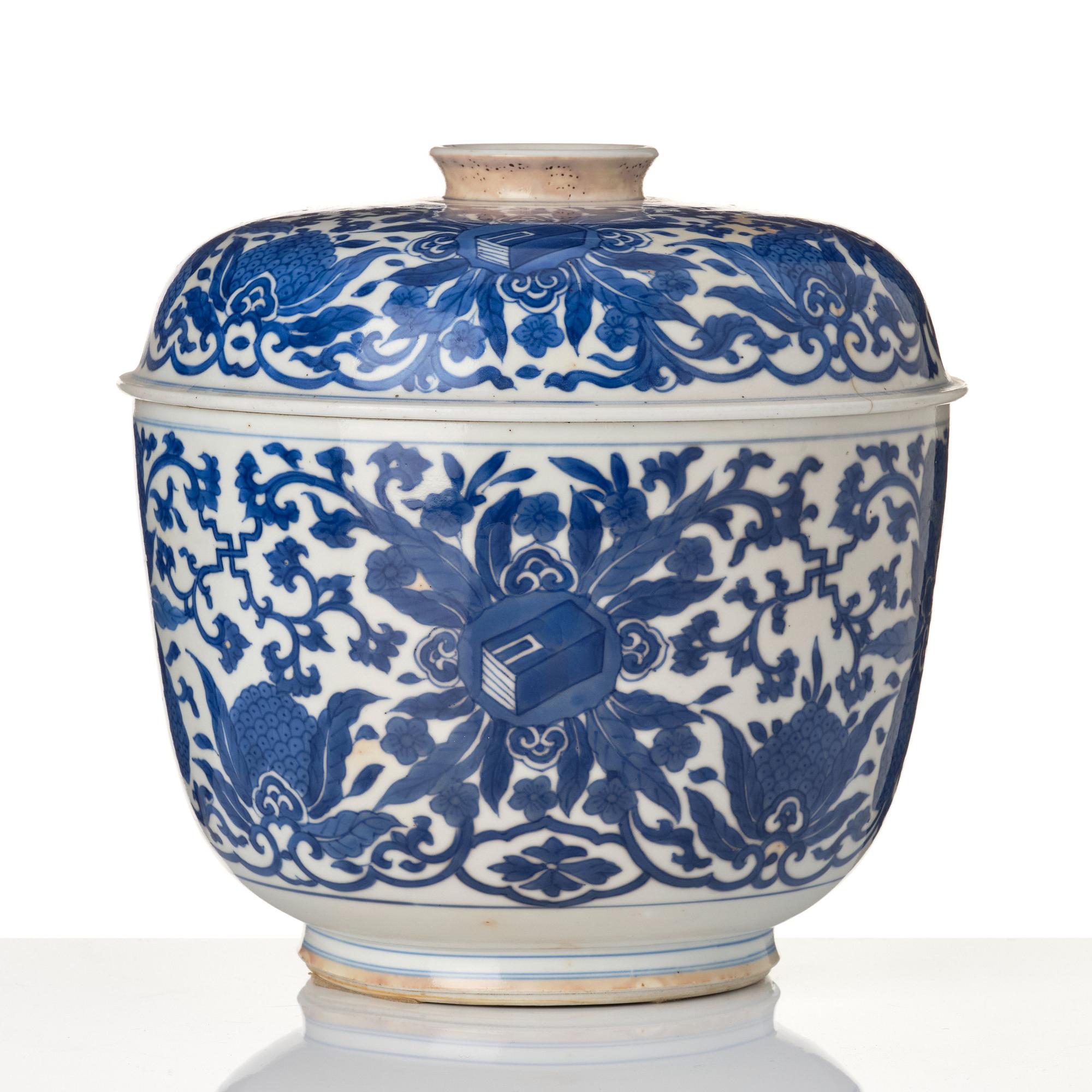 A large blue and white jar with cover, Qing dynasty, Kangxi (1662-1722).
