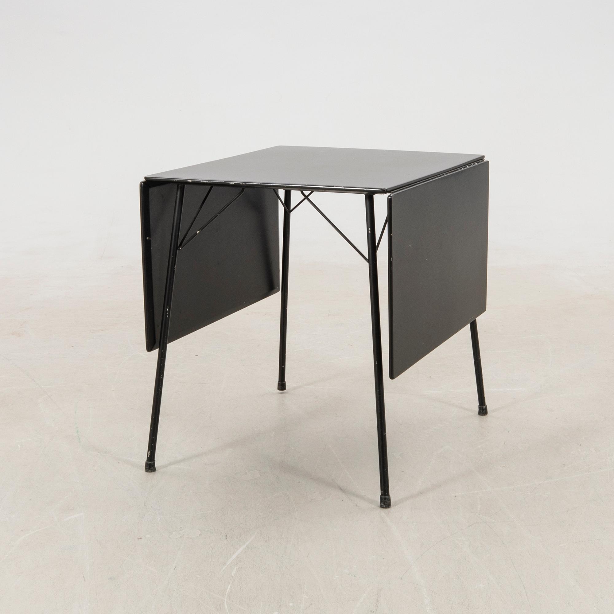 Arne Jacobsen, drop-leaf table, model 3601, Fritz Hansen, Denmark, 1960s.