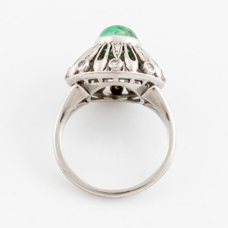 An A Tillander ring set with a cabochon-cut emerald.