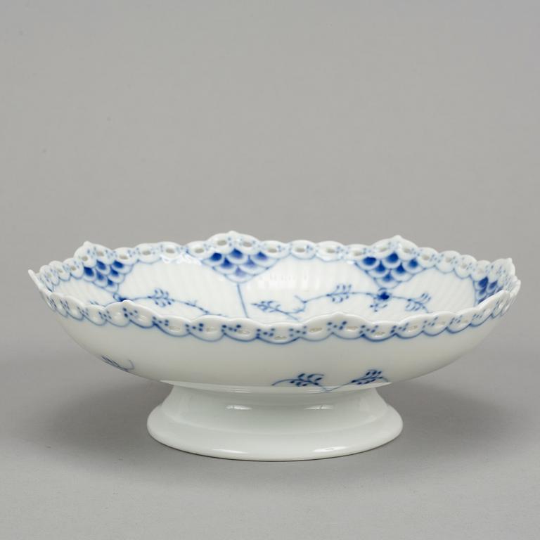 Royal Copenhagen, servisdelar, 14 delar, porslin. "Musselmalet", Danmark.