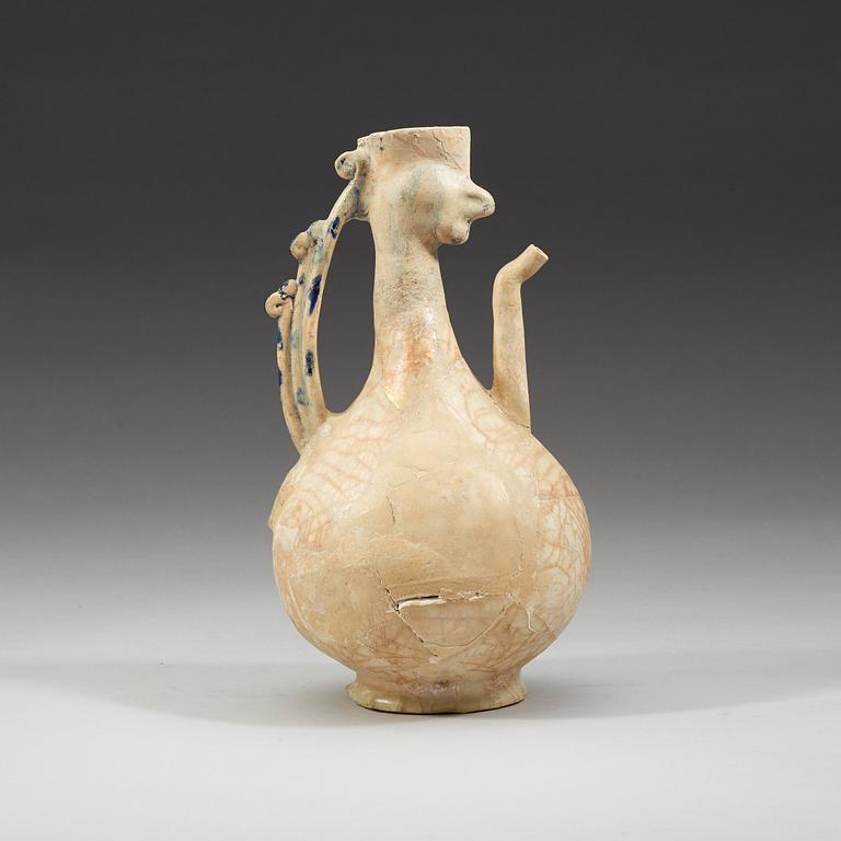 KANNA. Lergods. Sannolikt Keshan 1100-1200-tal, Iran. Höjd 27 cm.