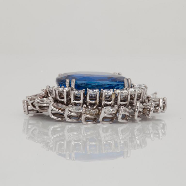 HÄNGE med en obehandlad ceylonsafir, 17.68 ct, samt briljant- och markisslipade diamanter totalt ca 2.50 ct.