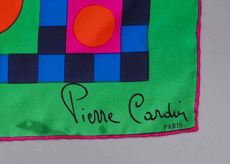 SCARVES, 2 st, Chanel samt Pierre Cardin, siden.