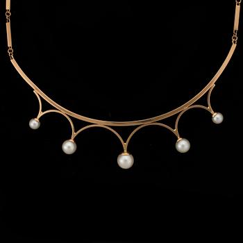 COLLIER, 18k guld med odlade saltvattenspärlor. Sverige, 1900-talets andra hälft. Vikt 11,8g.